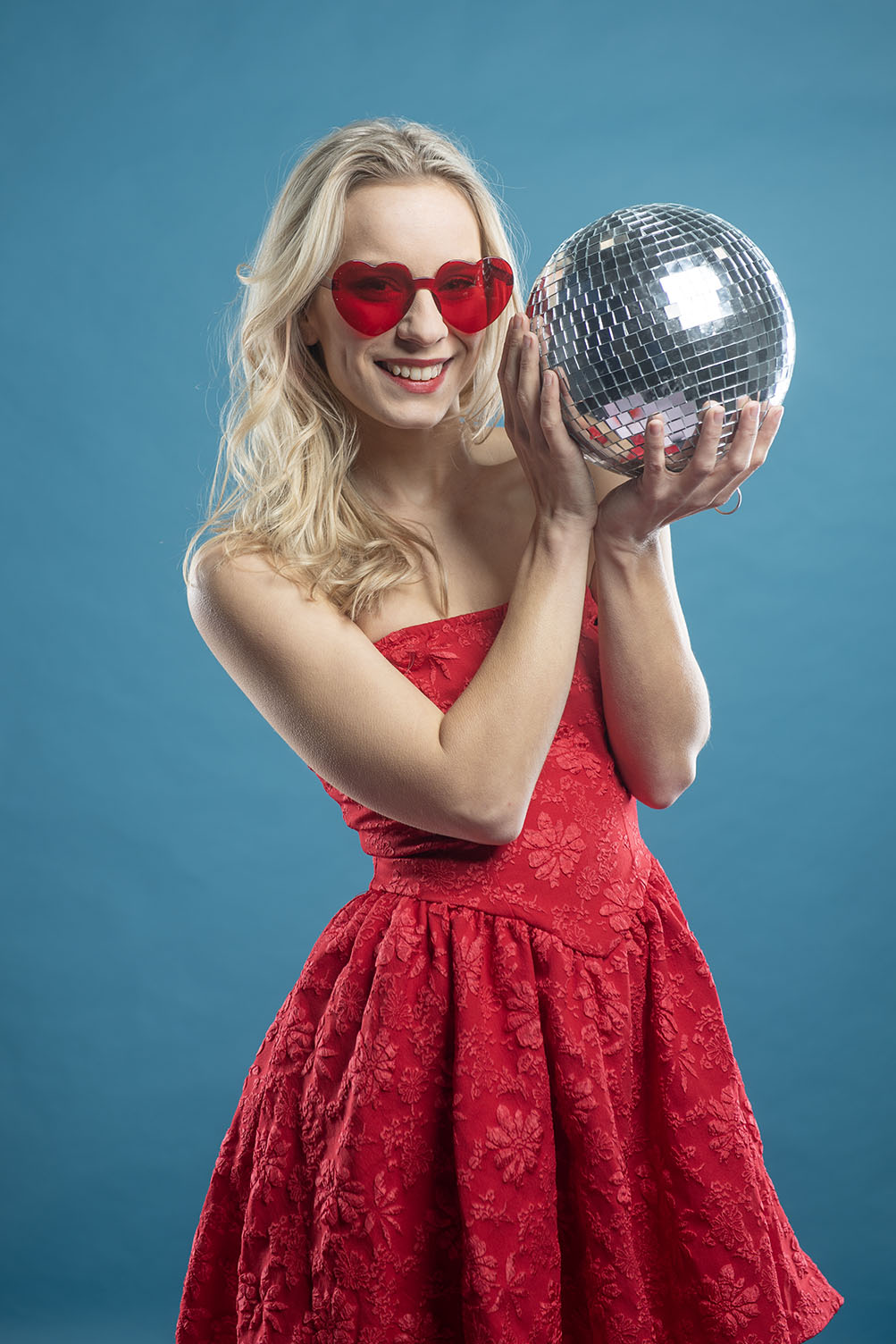 Valentijn en disco bol fotografie met model in rode jurk