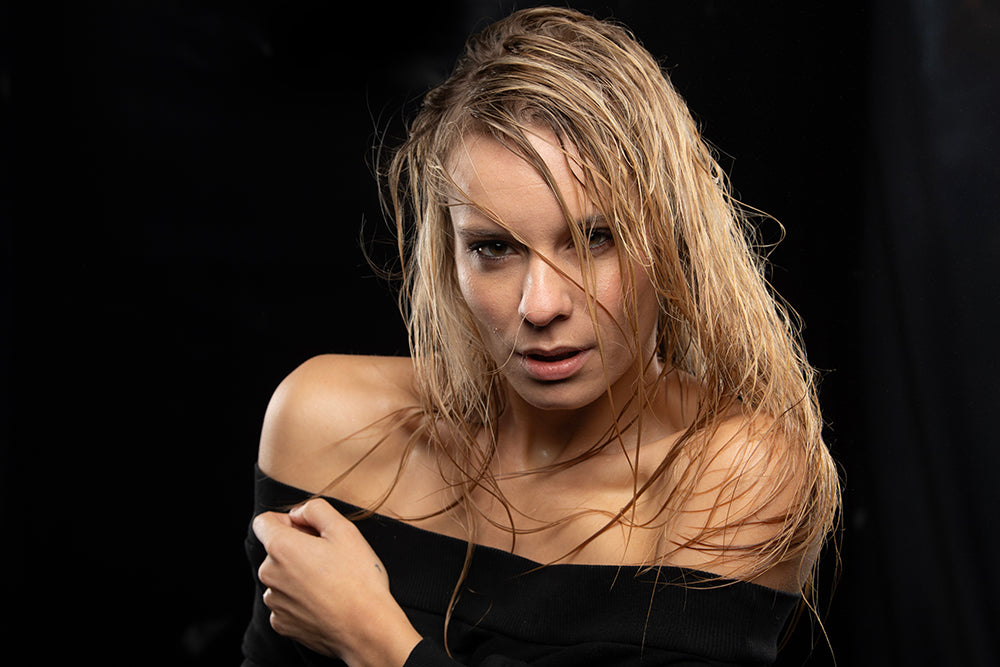 Model fotografie wetlook in de studio voor fotografen