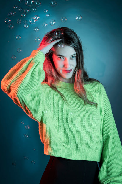 Model gevangen in het licht met bellen in de fotografie studio tijdens cursus