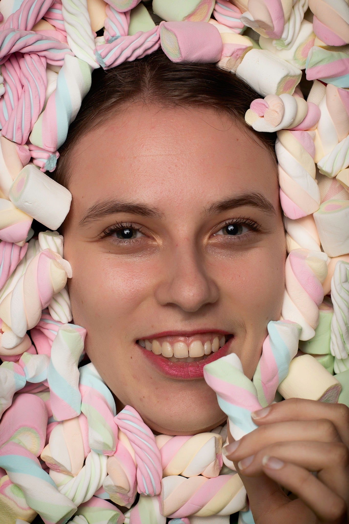 Creatief portret van model met spekkies tijdens studio fotografie cursus