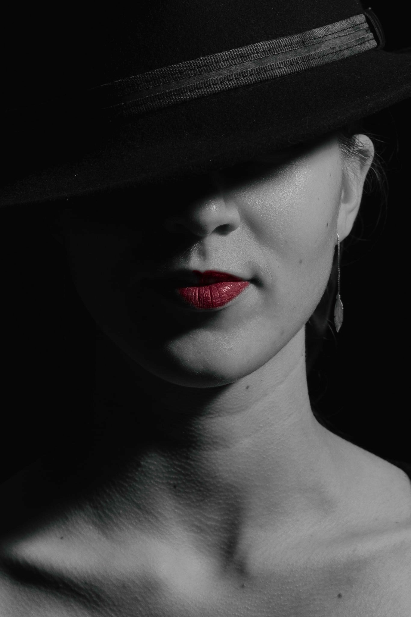 Studio fotografie model in zwart wit met rode lippen tijdens fotografie cursus portretten