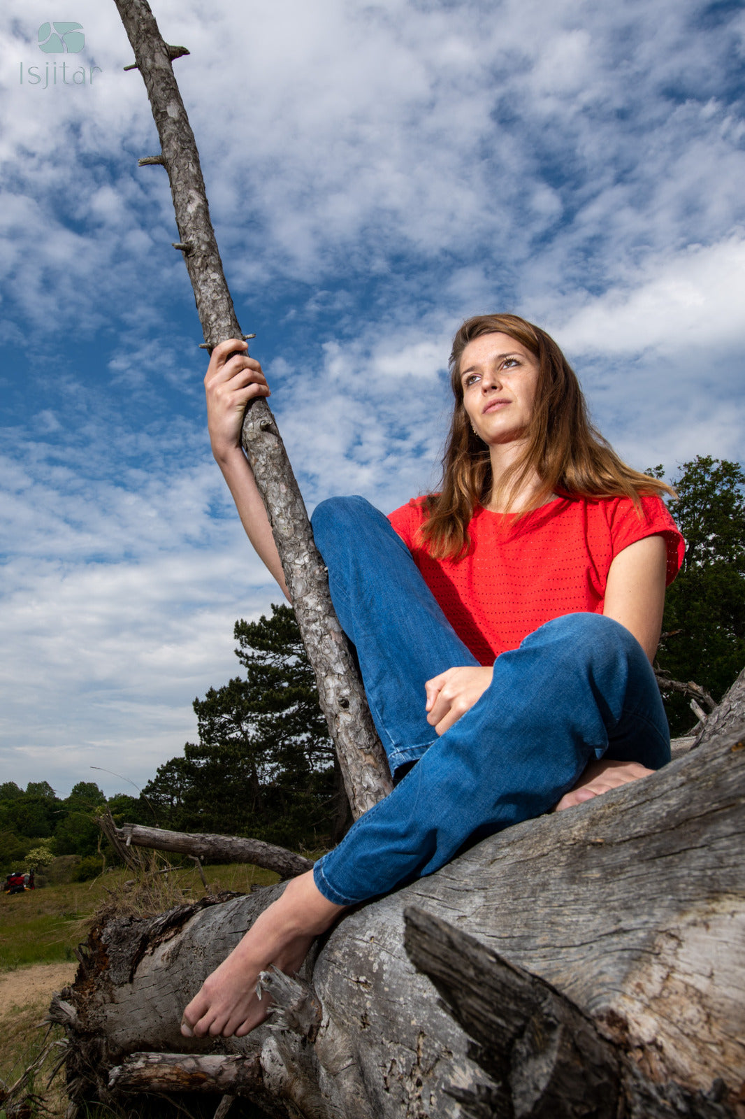 Model in natuur met flitsen voor studio effect buiten