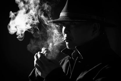 Stoer lowkey portret van rokende man in gangster stijl foto cursus