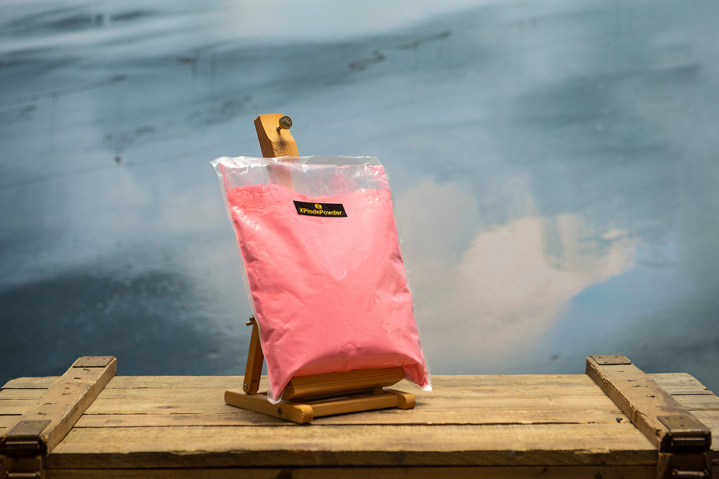 Grote zak met Pink Xplode powder voor fotografie