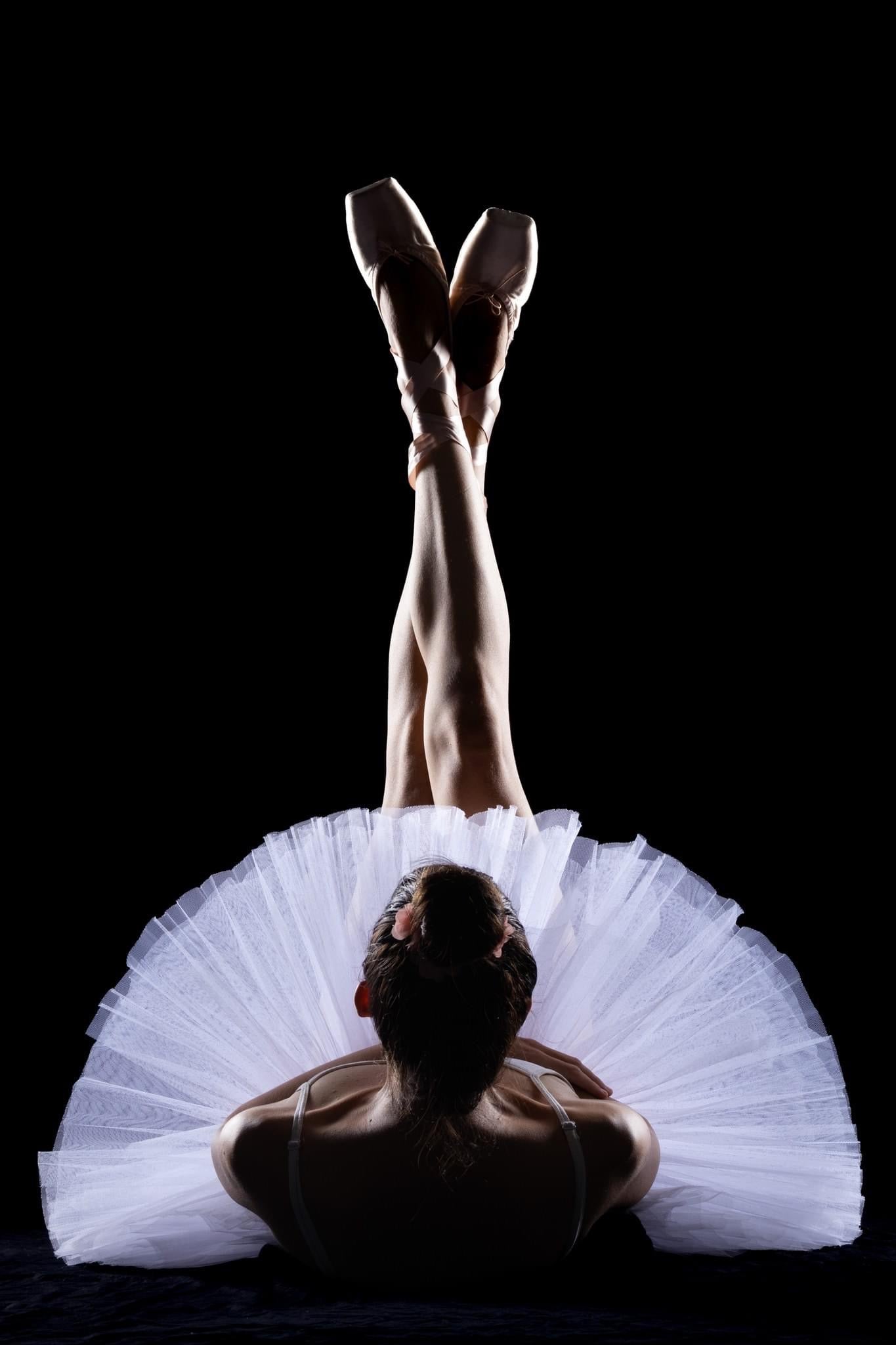ballet danser met rim licht in studio, low key portret