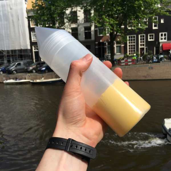 Squeeze bottle for color powder