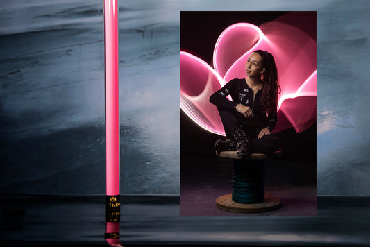 Zittend model met roze light tube painting en lange sluitertijd