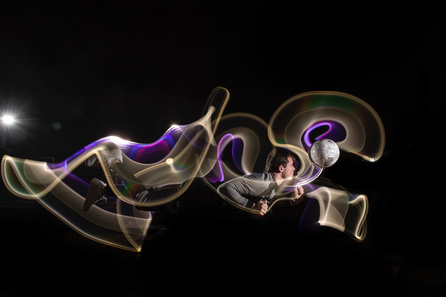 Sporter in nacht foto light tube painting wit en paars schilderen