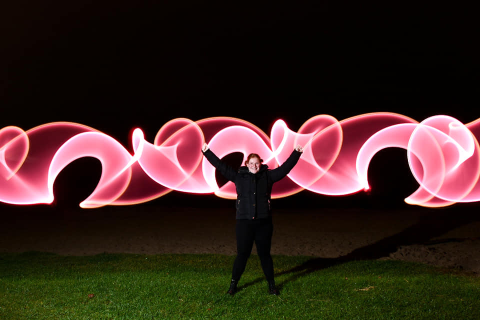 buiten spelen met licht met roze light tube