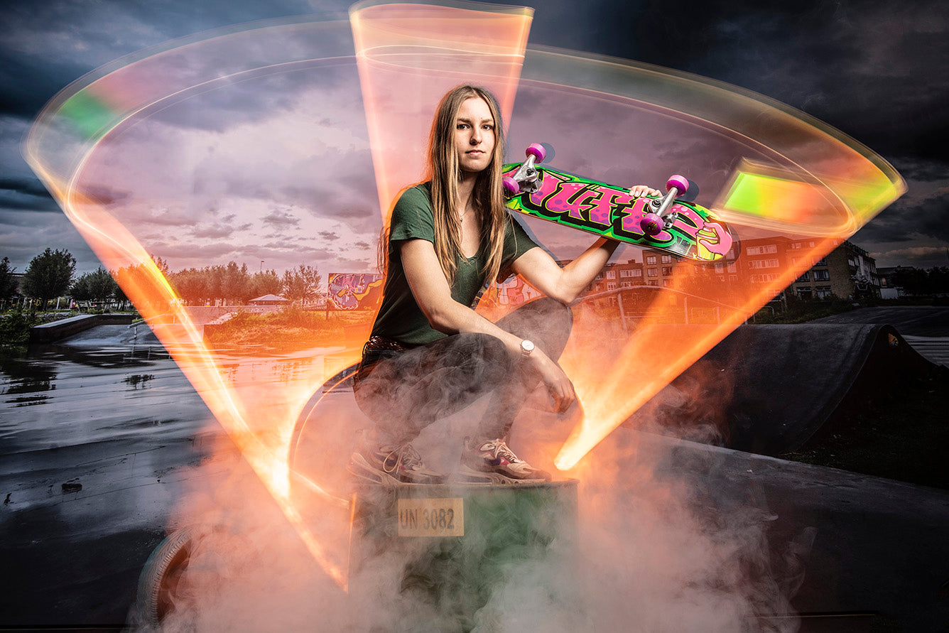 Skate babe vrouwelijk model in studio met light painting art