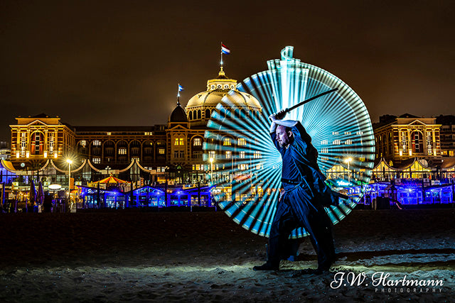 vechter in actie, beweging met licht, lange sluitertijd op strand van Scheveningen