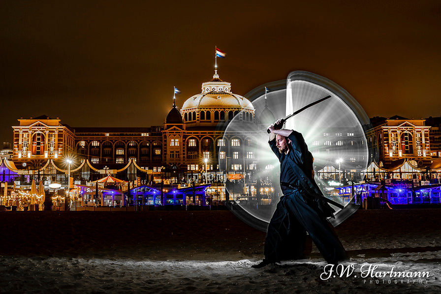 portret met light tube op strand scheveningen